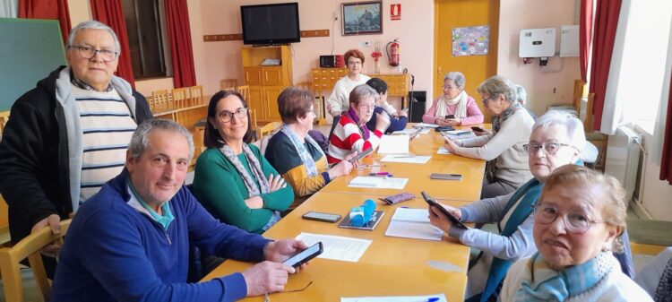 Participantes en el curso para el buen manejo de móviles LOURDES MATARANZ