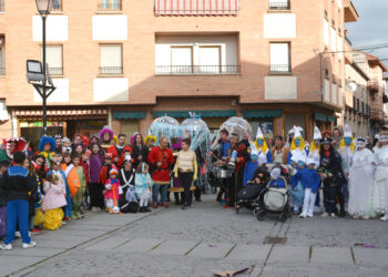 El desfile comenzó en la Plaza Mayor al son de ‘Las tres Jotas’ / AMADOR MARUGÁN