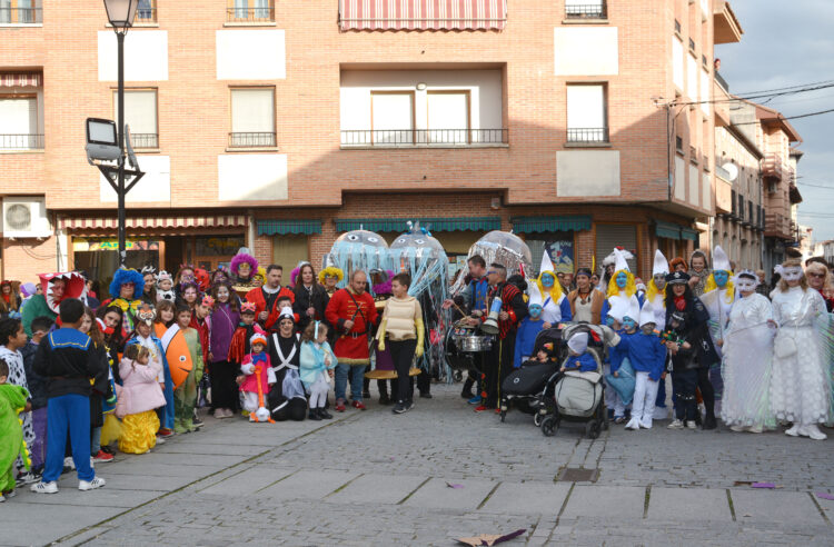El desfile comenzó en la Plaza Mayor al son de ‘Las tres Jotas’ / AMADOR MARUGÁN