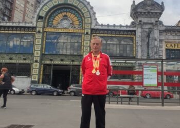 José Antonio Arias posa con la medalla en Bilbao./CAS-C.SEGOVIA