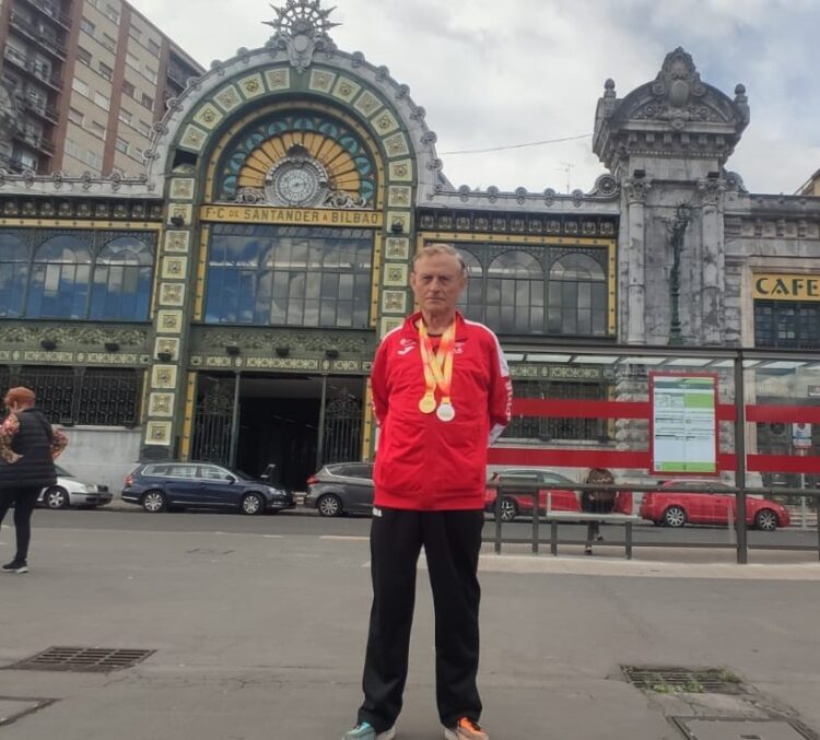 José Antonio Arias posa con la medalla en Bilbao./CAS-C.SEGOVIA