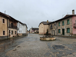 Junto al km 110 de la Nacional 1, se encuentra Castillejo de Mesleón con sus 224 habitantes.