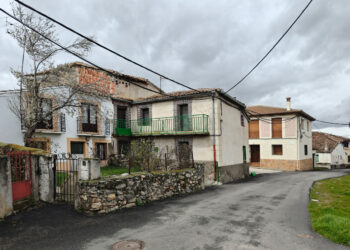 Cerezo de Arriba está situado en la vertiente norte de la Sierra de Ayllón.