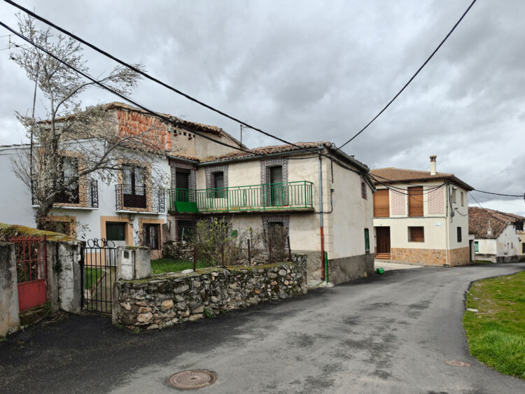 Cerezo de Arriba está situado en la vertiente norte de la Sierra de Ayllón.