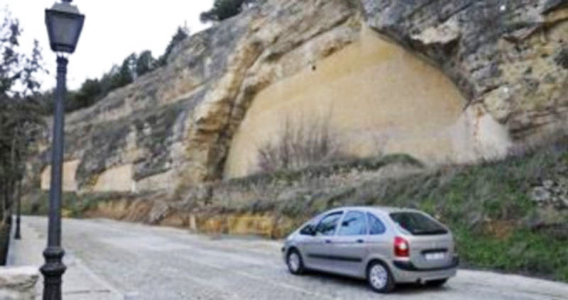 Las viviendas-cueva y ‘el mal querer’ 3 Cuevas tapiadas frente al alcázar. Una de las más grandes.