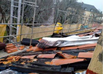 Estado del tejado tras el temporal. Muchas tejas cayeron a la calle./AEGC