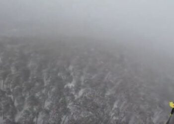 El helicóptero sobrevolando la zona del incidente. /112 CASTILA Y LEON