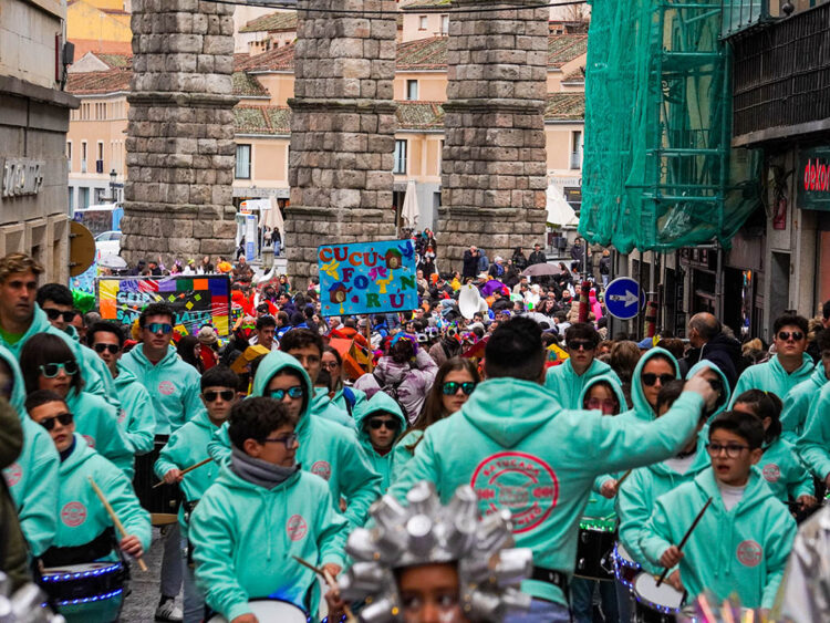Desfile de carnaval, con la Batukada de Carbonero. / HÉCTOR CRIADO