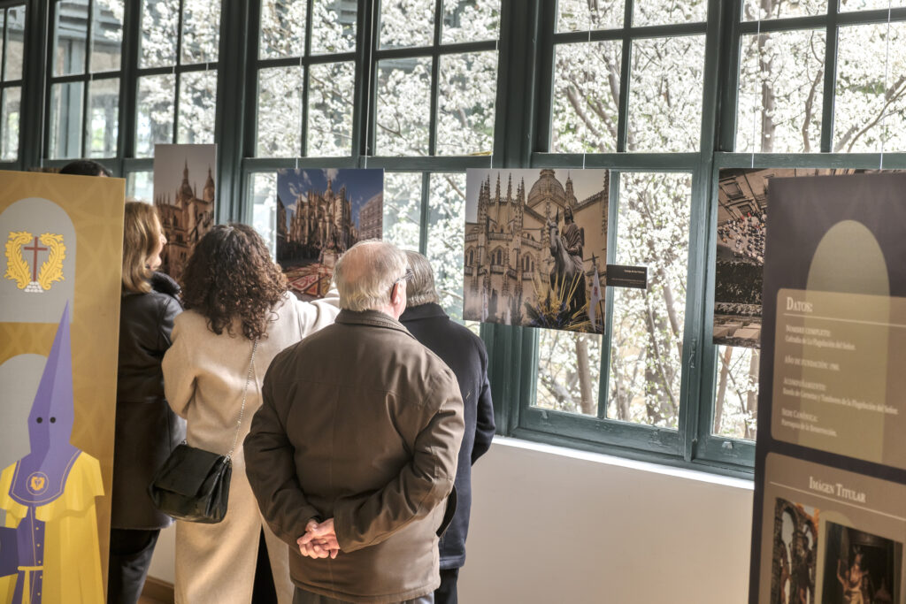 Asistentes a la inauguración contemplando las fotografías. / CATEDRAL