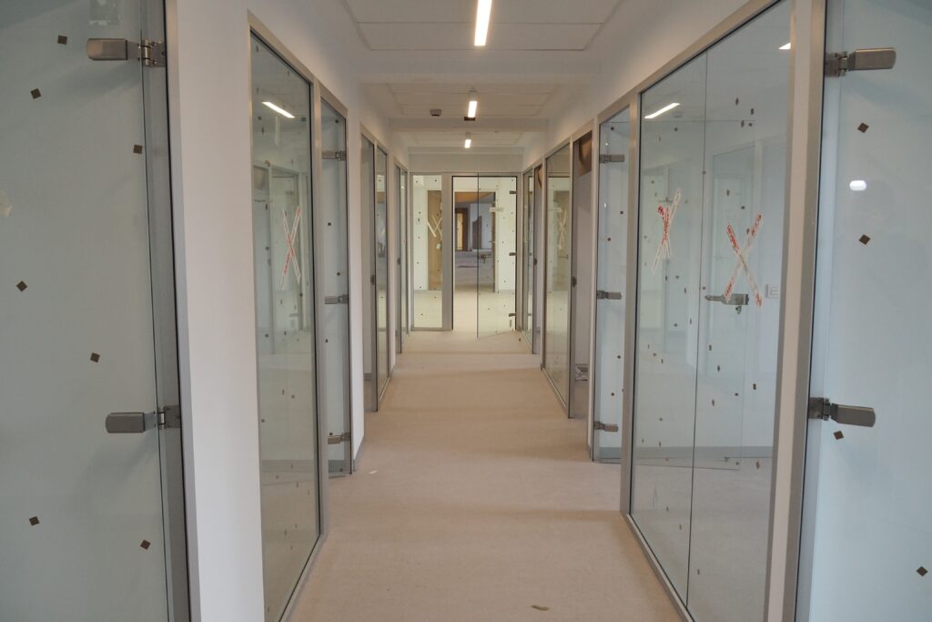 Los futuros enfermeros segovianos se trasladan al ‘Santiago Hidalgo’ en septiembre 2 Pasillo que distribuye diferentes despachos. / Héctor Criado