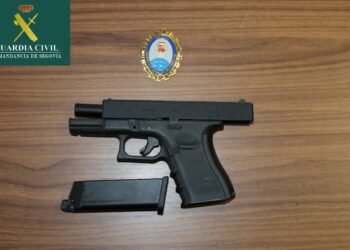 Pistola de airsoft intervenida / GUARDIA CIVIL