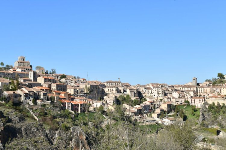 Castilla y León líder en turismo rural pese a la caída del 7% en los viajeros 1 Vista panorámica de Sepúlveda. / E.A.
