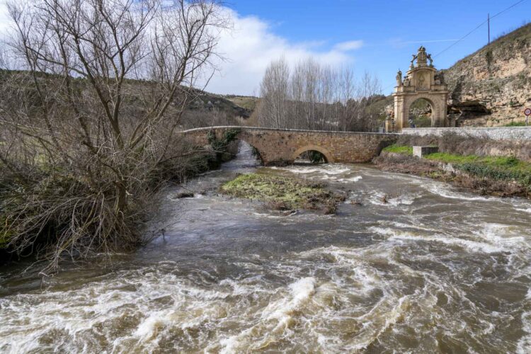 Los ríos ceden terreno tras un sábado de numerosas inundaciones 1 Río Eresma a su paso por La Fuencisla. Fotografía: Miguel Angel Fernández