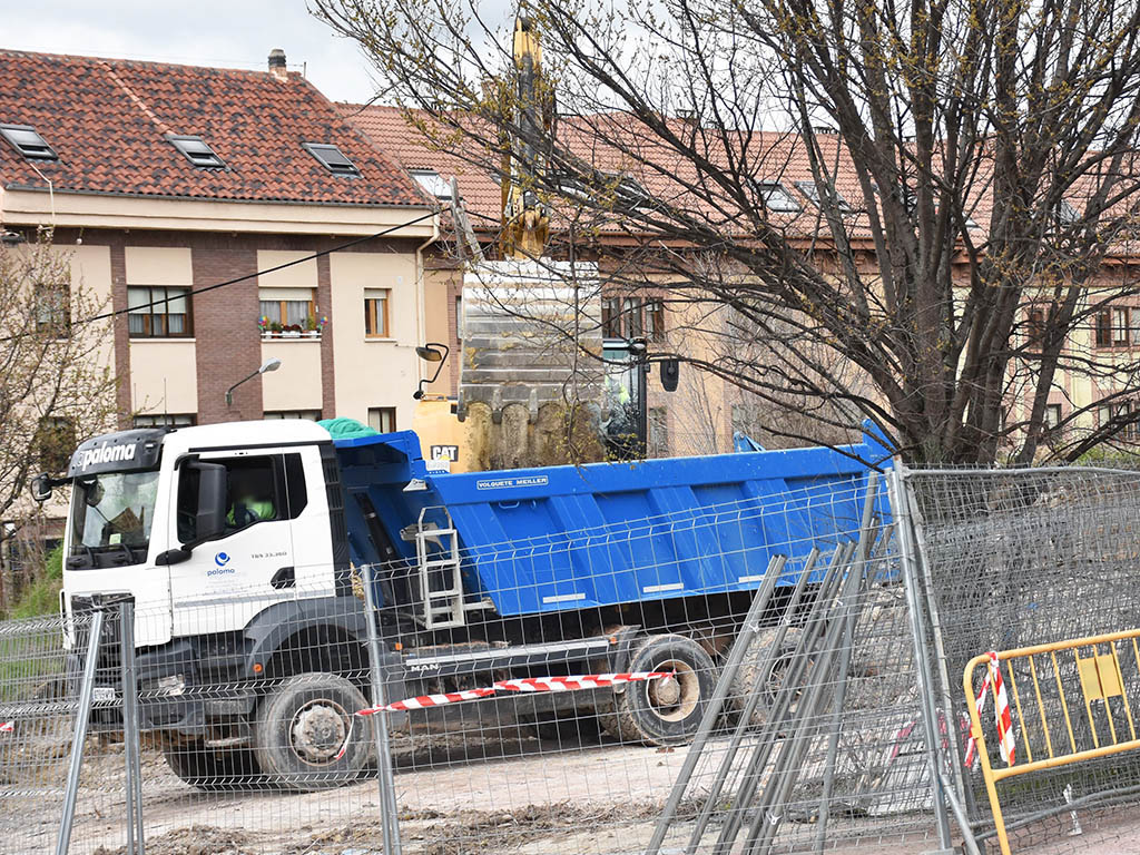 Trabajos de desmonte del montículo de Vía Roma. / A.M.
