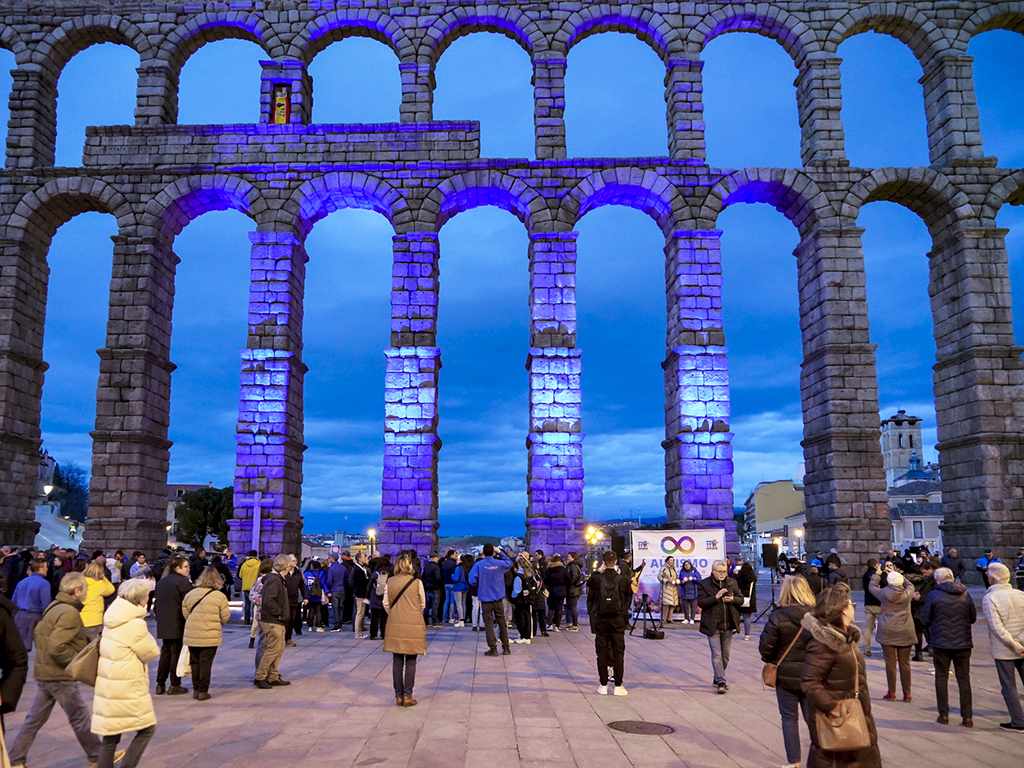 Iluminación azul sobre el Acueducto, durante las actividades de Autismo Segovia del año pasado. / EL ADELANTADO