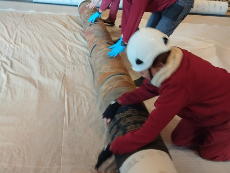 El cometido de preservar la herencia de los antepasados 1 Embalaje del tapiz. / PATRONATO DEL ALCÁZAR