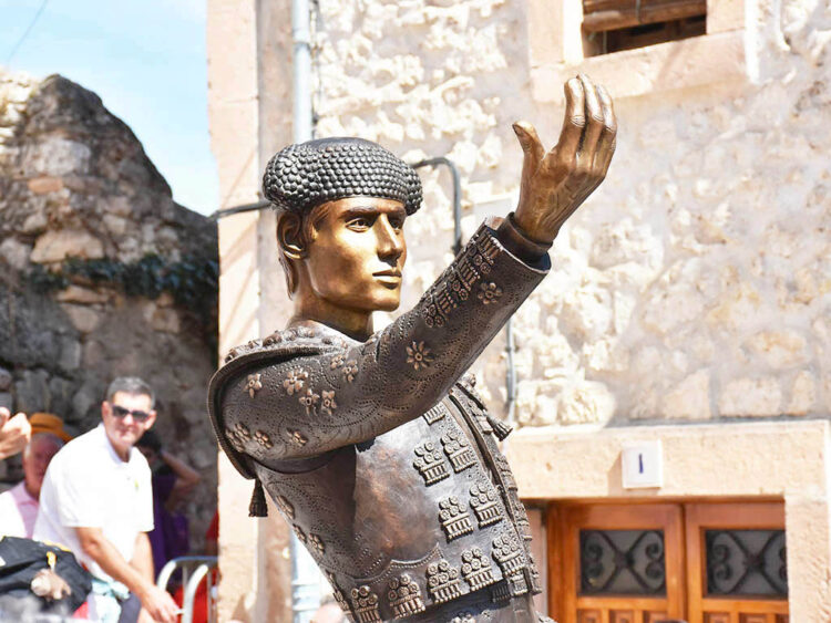 ¿Y en la provincia? 1 Estatua de Víctor Barrio, en Sepúlveda. / A.M.