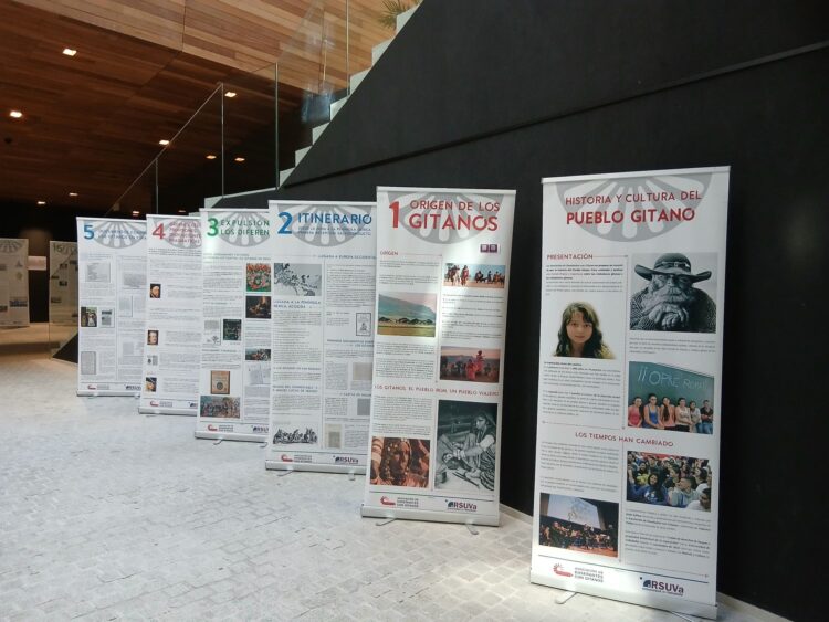 El Campus María Zambrano acoge las II Jornadas sobre inclusión del pueblo gitano 1 La exposición Enseñantes con Gitanos’