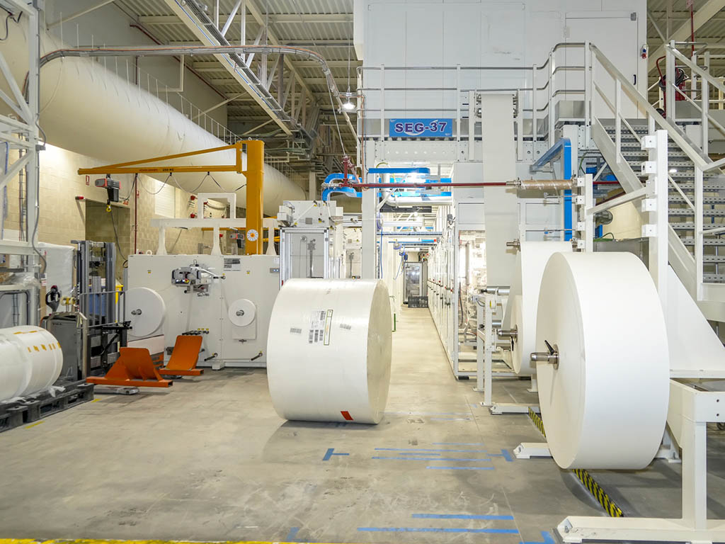 El presidente de la Junta visita Ontex, junto a Gustavo Calvo. / EL ADELANTADO