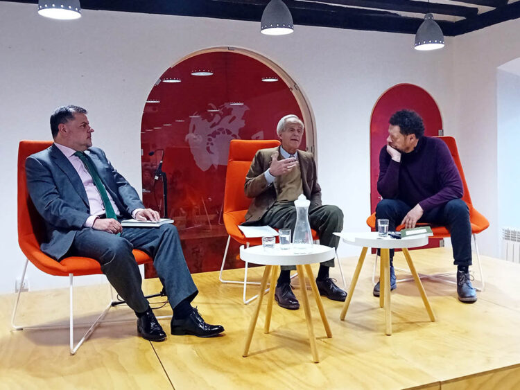Presentación del libro ‘Pedrarias. Leyenda negra frente a los documentos’ 1 Fermín de los Reyes, Manuel Arias-Dávila y Eduardo Juárez. / EL ADELANTADO