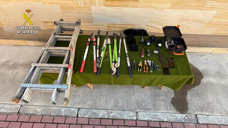 Seis detenidos por robar 70.000 euros en cobre en Maderuelo y Campo de San Pedro 1 Materiales empleados para la extracción del cobre. /GUARDIA CIVIL