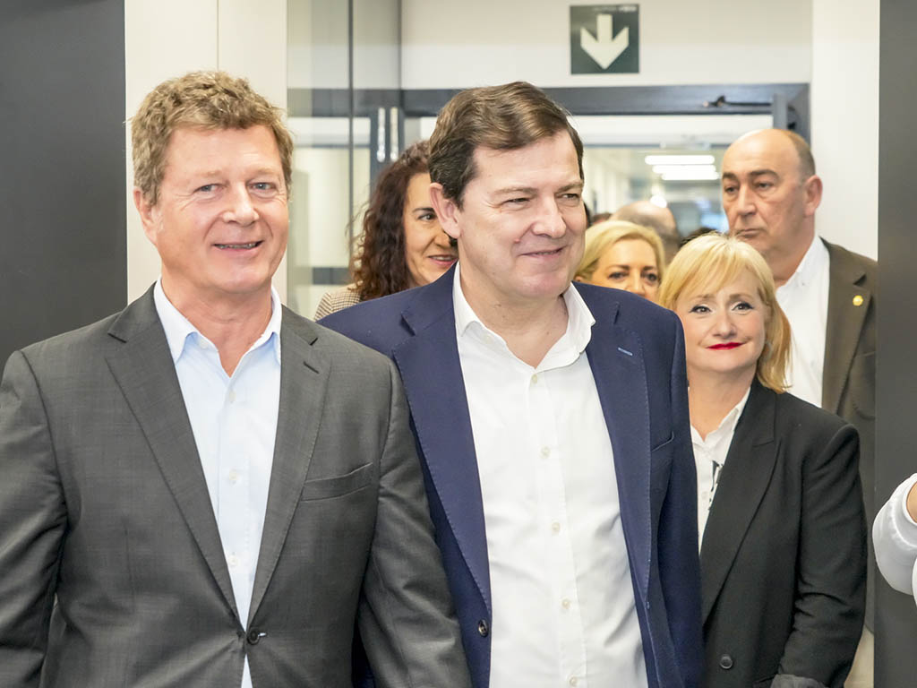 El presidente de la Junta visita Ontex, junto a Gustavo Calvo. / EL ADELANTADO