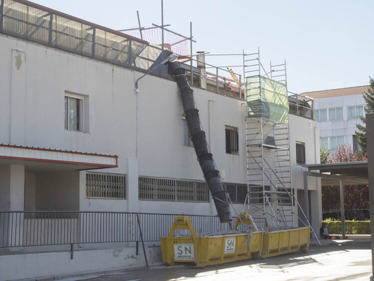 El Instituto 'María Moliner' contará con nueva envolvente térmica tras una inversión de 320.000 euros 1 Obras en el IES 'María Moliner', de Segovia. / KAMARERO