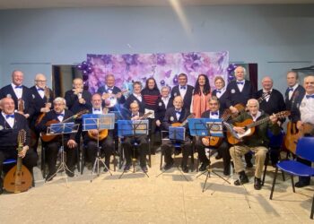 Rondalla Hogar San José, junto a una representante de la Asociación y la alcaldesa del pueblo