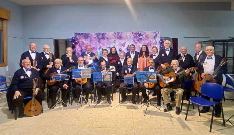 Actuación de ‘La Rondalla del Hogar San José’ en Otero de Herreros 1 Rondalla Hogar San José, junto a una representante de la Asociación y la alcaldesa del pueblo