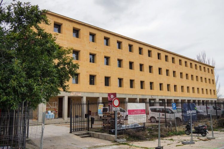 Los futuros enfermeros segovianos se trasladan al ‘Santiago Hidalgo’ en septiembre 1 Exterior del edificio Santiago Hidalgo, futura sede de la Facultad de Enfermería. / Héctor Criado