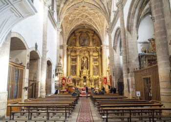 Interior de la iglesia de San Miguel, de Segovia. / KAMARERO