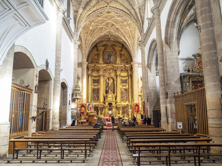 Interior de la iglesia de San Miguel, de Segovia. / KAMARERO