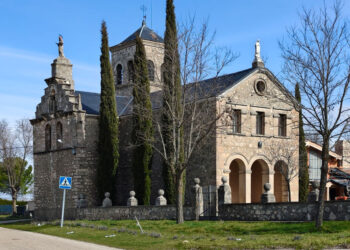 Iglesia de Santa María de la Serna, en Velosillo.
