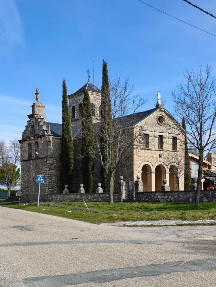 Iglesia de Santa María de la Serna, en Velosillo.