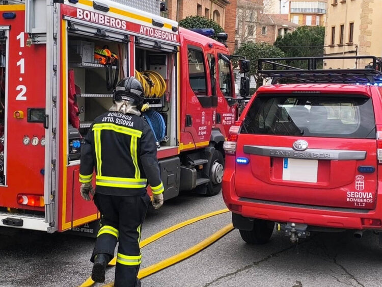 Incendio en una vivienda de la calle General Santiago 1 Intervención del equipo de Bomberos en la calle General Santiago. / Bomberos Ayuntamiento de Segovia