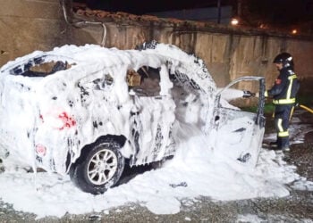 Incendio de un coche en la carretera San Rafael. / BOMBEROS AYUNTAMIENTO DE SEGOVIA