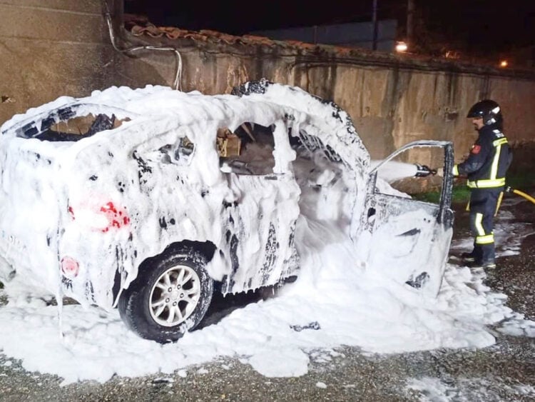 Arde un coche en la carretera de San Rafael 1 Incendio de un coche en la carretera San Rafael. / BOMBEROS AYUNTAMIENTO DE SEGOVIA