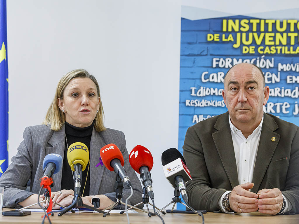 La consejera Isabel Blanco y el presidente de la Diputación de Segovia, Miguel Ángel de Vicente, presentan la campaña de verano. / NACHO VALVERDE - ICAL