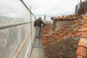 Los aeronautas segovianos 5 Javier Oria supervisando unas obras cercanas a la Plaza Mayor.