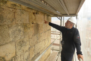 Los aeronautas segovianos 4 Javier Oria supervisando unas obras cercanas a la Plaza Mayor.