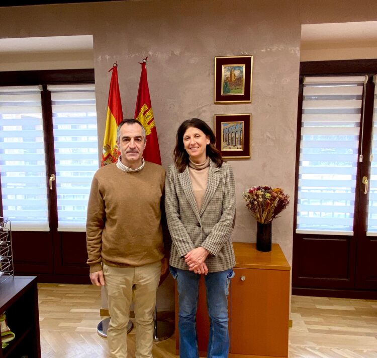 La Junta y el Ayuntamiento de Lastras de Cuéllar estudian las necesidades de vivienda del municipio 1 Reunión de la delegada territorial con el alcalde de la localidad / JCYL