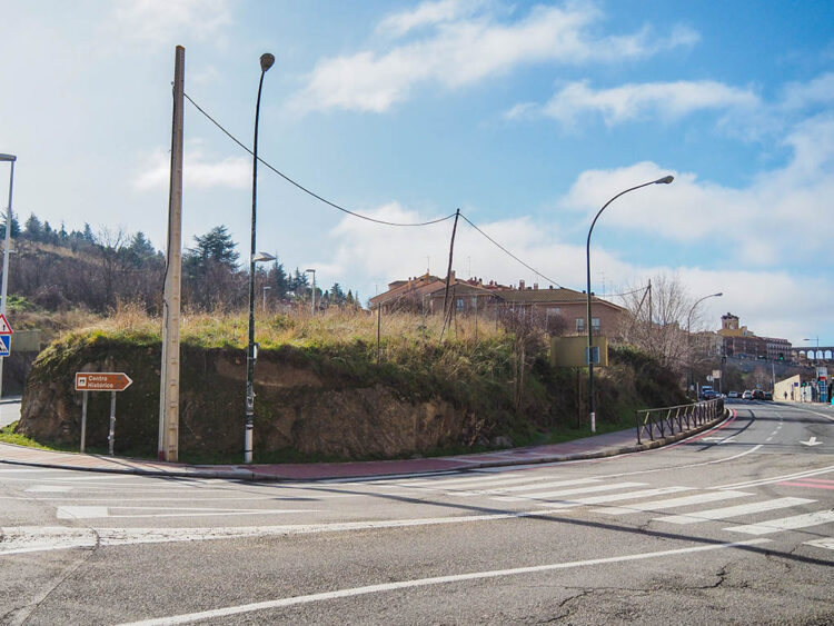 Los trabajos de desmonte del montículo de Vía Roma se extenderán durante tres meses 1 Montículo entre Vía Roma y las calles San Gabriel y Santa Catalina. / HÉCTOR CRIADO