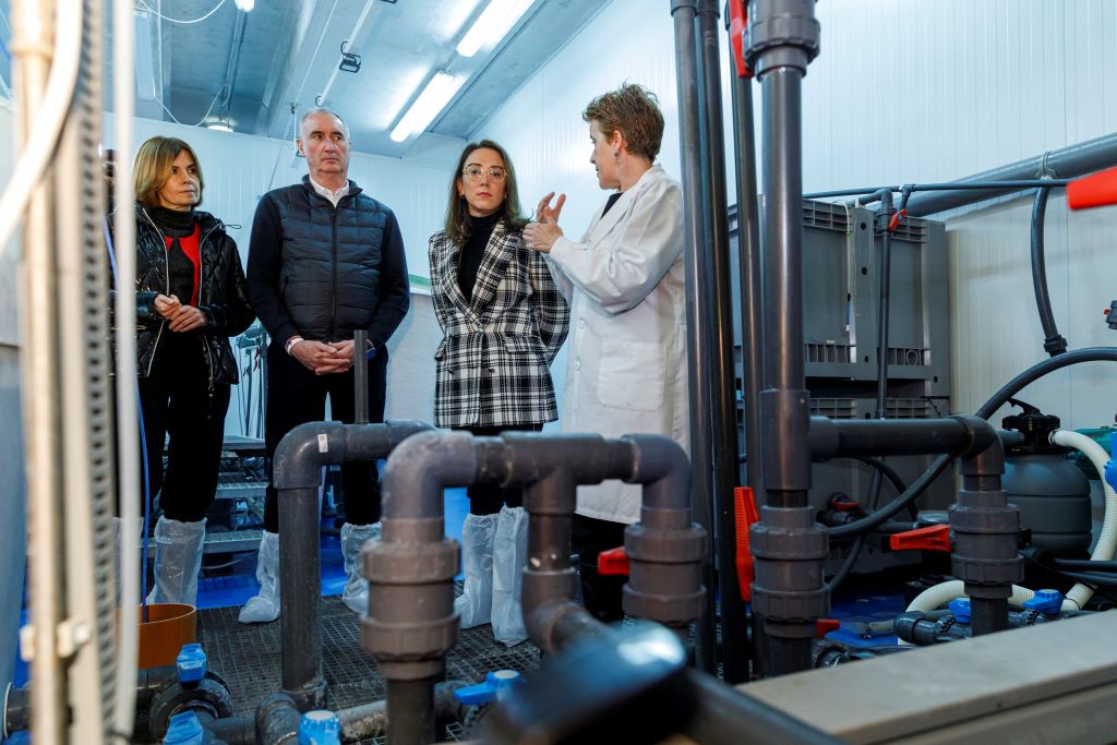 (izq. a dcha.)Magdalena Rodríguez, José Mazarías y María González Corral en un momento de la visita. / Nacho Valverde ICAL