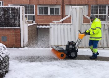 Operario limpiando las calles / AYUNTAMIENTO