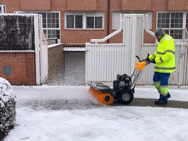 Operario limpiando las calles / AYUNTAMIENTO