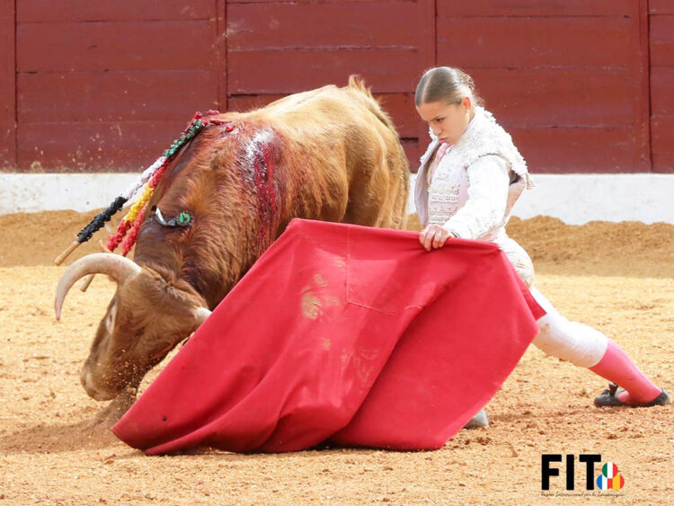 Olga Casado continúa sumando fechas: Illescas, Talayuela, Ricla y Chinchón 1 Olga Casado, toreando con la pierna genuflexa en su debut con picadores en Olivenza. / FIT
