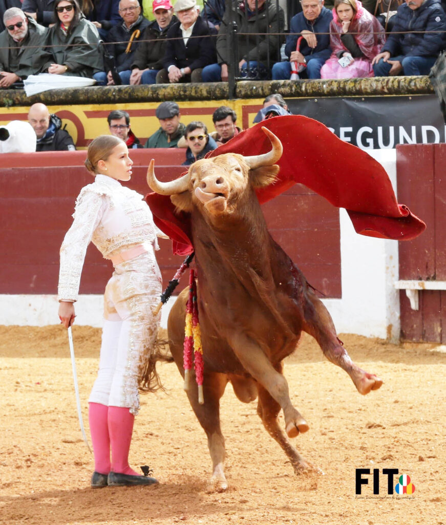 La elegancia de Olga Casado: una oreja en su debut con picadores 2 Pase de pecho de Olga Casado ante un novillo de La Purísima. / FIT