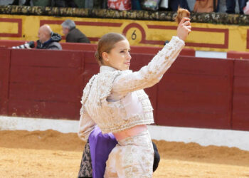 Olga Casado corta una oreja en su debut con picadores en Olivenza. / FIT