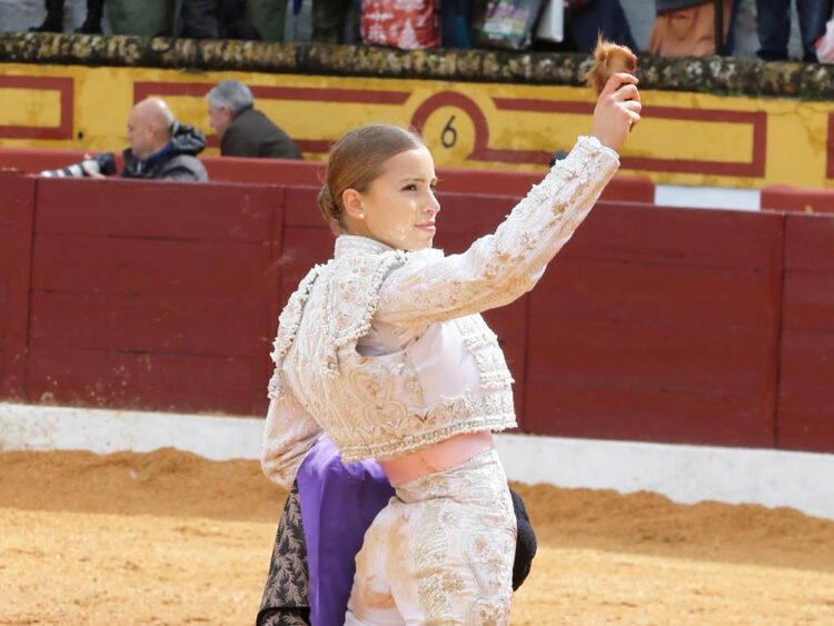 La elegancia de Olga Casado: una oreja en su debut con picadores 1 Olga Casado corta una oreja en su debut con picadores en Olivenza. / FIT