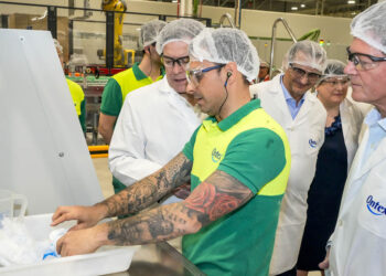 Alfonso Fernández Mañueco y Gustavo Calvo, junto con un trabajador de Ontex. / EL ADELANTADO